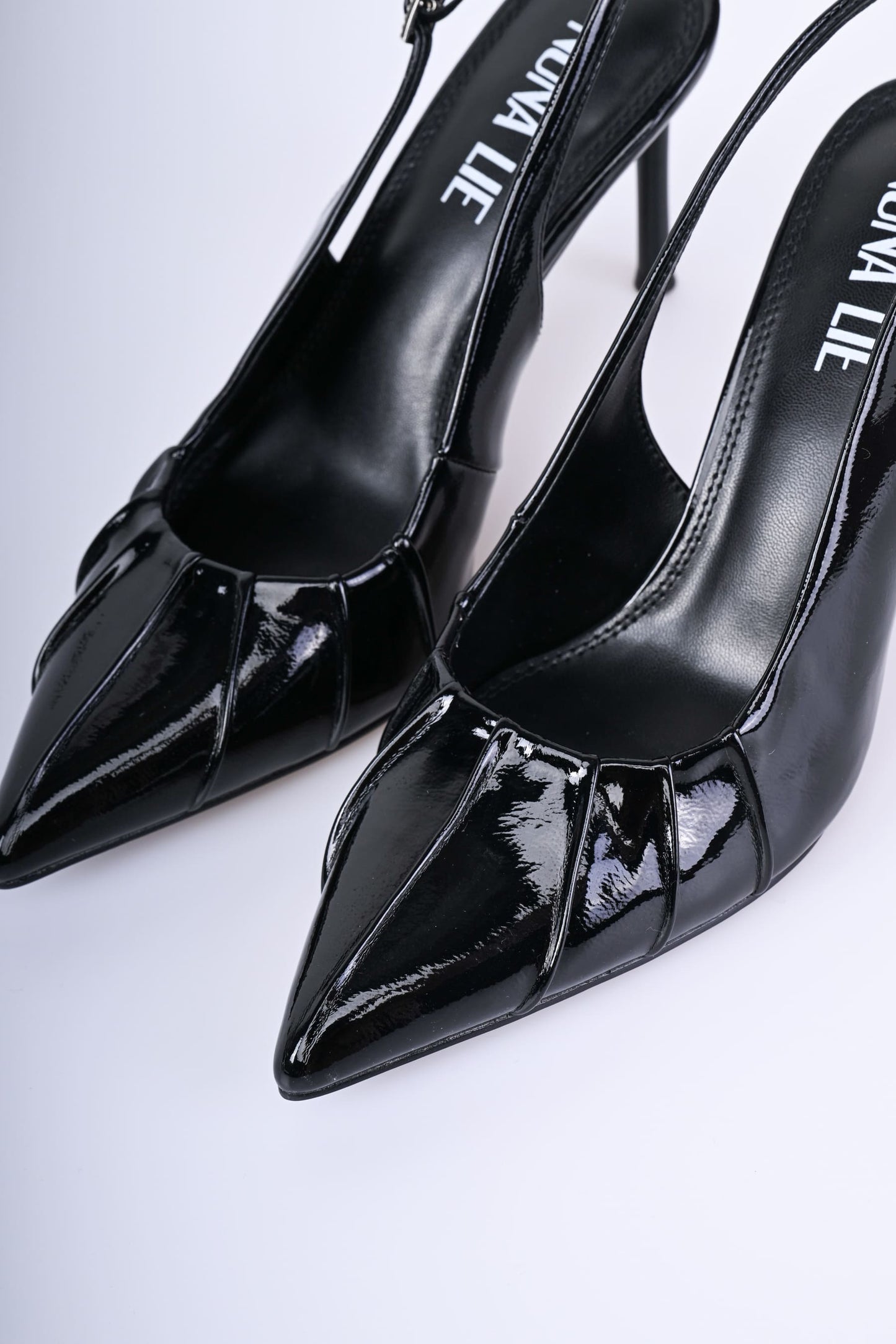 Décolleté slingback con nervature